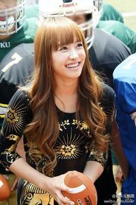 染头发灰白韩国明星,韩国明星灰白发丝下的真实魅力