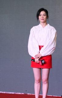 红色短裙明星搭配,明星们的时尚红色短裙搭配解析