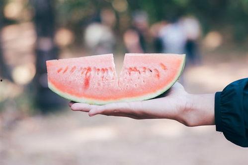 吃二瓜尿变黄,揭秘吃瓜后尿液变黄的秘密