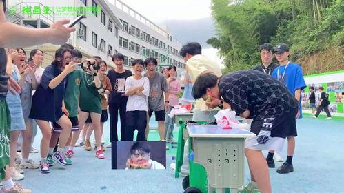 学校展览室吃瓜,展览室里的趣味时光