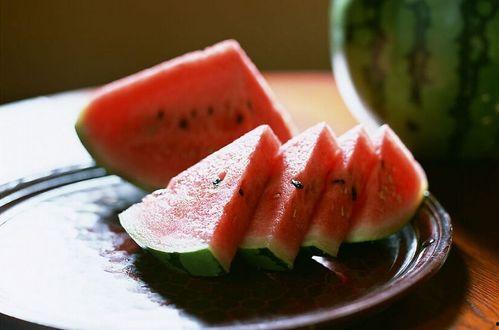 办公室里吃瓜,揭秘职场八卦背后的真相