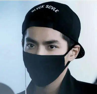 粉色口罩网红男,潮流风向标下的青春风采