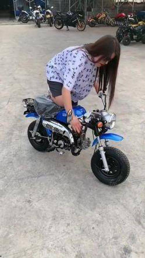 网红小摩托小猴子图片,萌态十足！