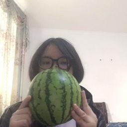 野外吃大瓜视频,大瓜视频引发网友热议